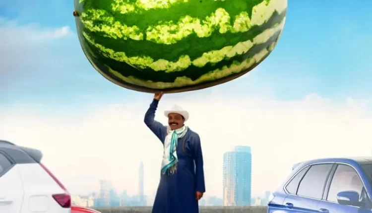 محمد هنيدي يمازح تامر حسني بـ"بطيخة" ضخمة