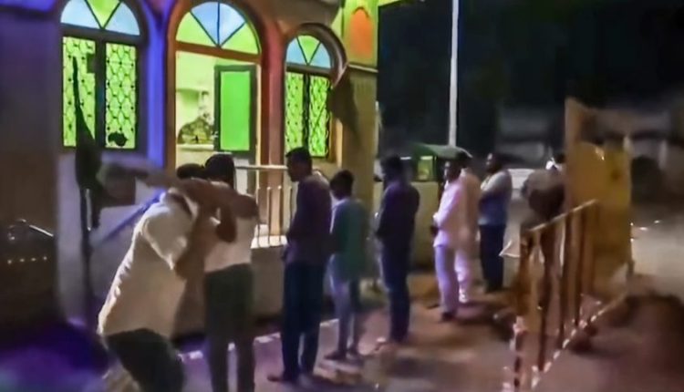بعد احتجاجات على قرار هدم مسجد.. انتشار فيديو يوثق جلد مسلمين بالهند