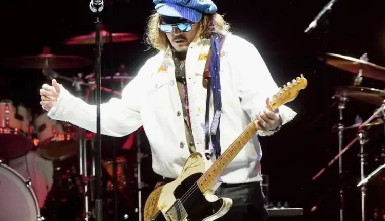 بعد تعرضه لكسر بالكاحل.. جوني ديب يعود إلى المسرح