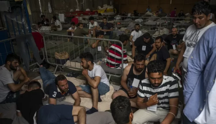 بعد غرق سفينة تقل مهاجرين قبالة اليونان.. تمشيط واسع بحثا عن ناجين ومنظمة الهجرة تخشى مصرع المئات