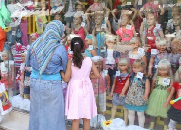 تجار يشكون ضعف الطلب على الألبسة ويأملون انتعاشه قبل العيد