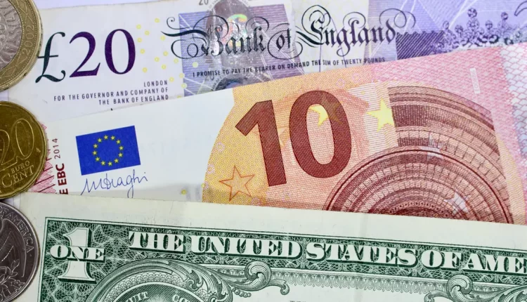 تذبذب الدولار مع تركيز المستثمرين على أسعار الفائدة والتوقعات الاقتصادية