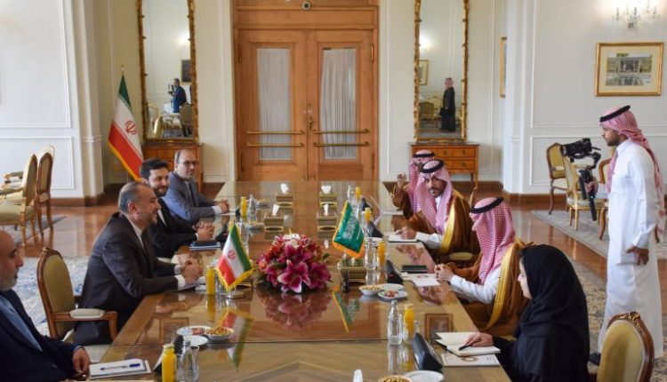 تضارب بشأن سبب تغيير مكان المؤتمر الصحفي لوزيري خارجية السعودية وإيران