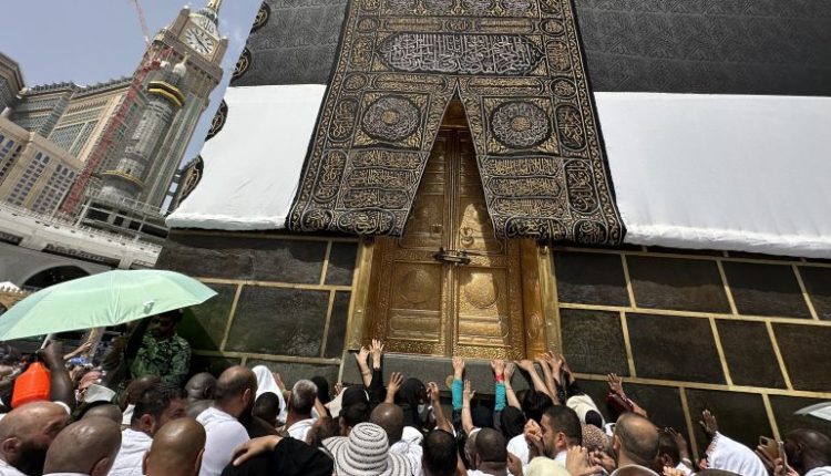 حجاج بيت الله الحرام يتوافدون إلى مكة المكرمة