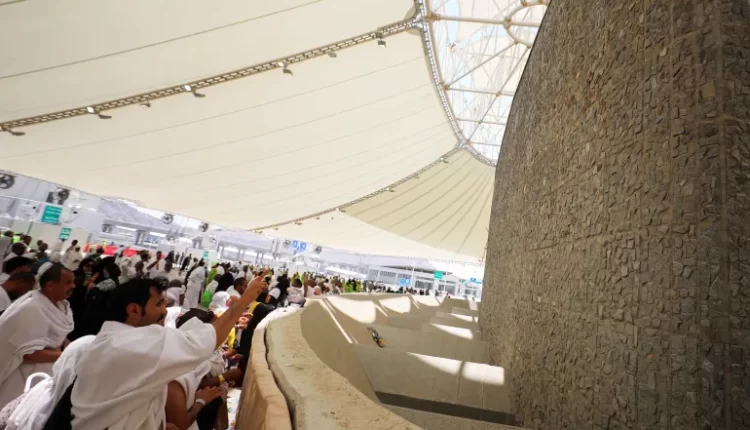 حجاج بيت الله يبدؤون رمي الجمرات الثلاث في أول أيام التشريق
