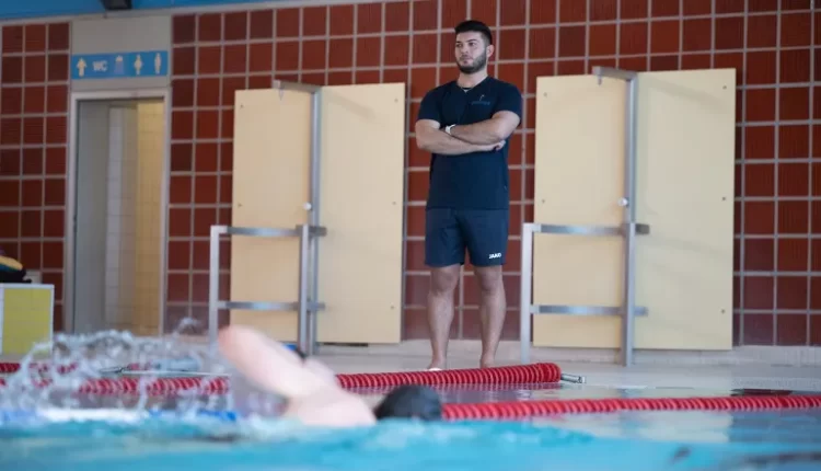 حوض سباحة ألماني يستخدم الذكاء الاصطناعي في مساعدة المنقذين