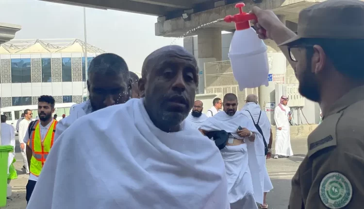 رجال الأمن في مشعر منى.. يد حانية ووجه باسم