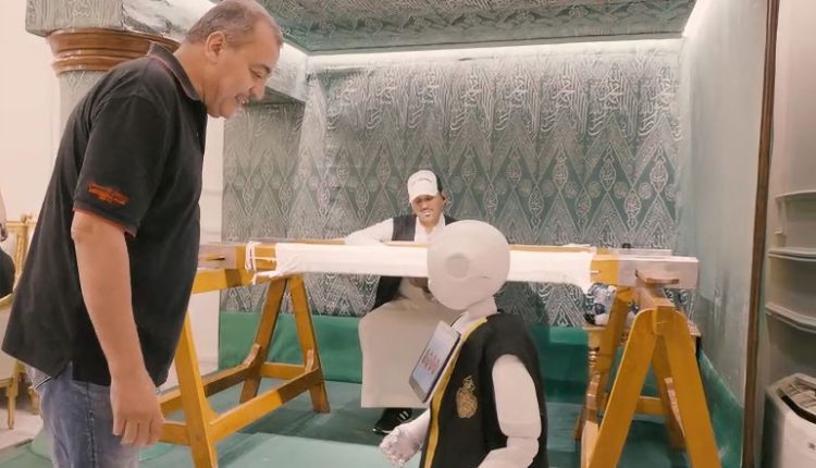 روبوت يستقبل الحجاج ويعرفهم بمجمع الملك عبد العزيز لكسوة الكعبة المشرفة