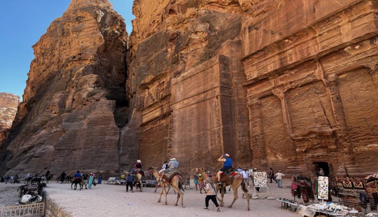 الفرجات: عدد زوار البترا قد يسجل "رقما قياسيا" بنهاية العام عند 1.5 مليون سائح