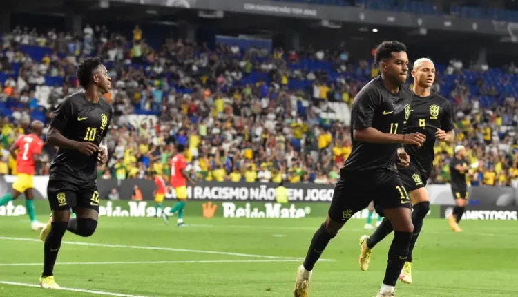 ظهر بألوان سوداء لأول مرة في تاريخه.. منتخب البرازيل يكتسح غينيا في مباراة ضد العنصرية