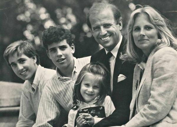 السيدة الاولى لبايدن : عيد اب سعيد