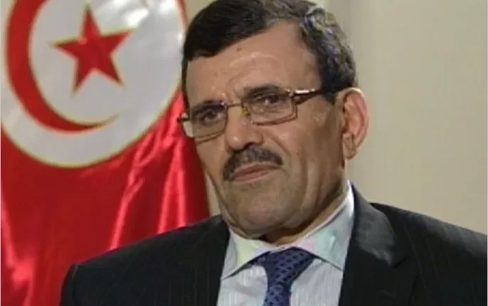 قضاء تونس يمدد الحبس الاحتياطي لعلي العريض ويمنع الإعلام من تغطية محاكمة معارضين