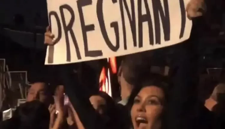 كورتني كارداشيان تعلن حملها من ترافيس باركر في حفل Blink-182