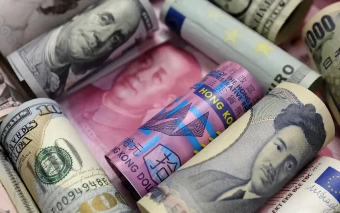 ما الذي يحدث لكبرى العملات العالمية؟