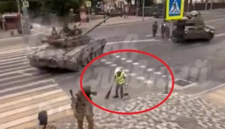 محاطاً بالمدرعات.. شاهد عاملاً ينهمك في تنظيف شوارع روستوف