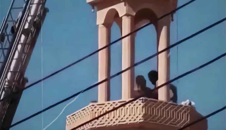 محاولة إنقاذ غريبة لشاب مصري حاول الانتحار من فوق مسجد