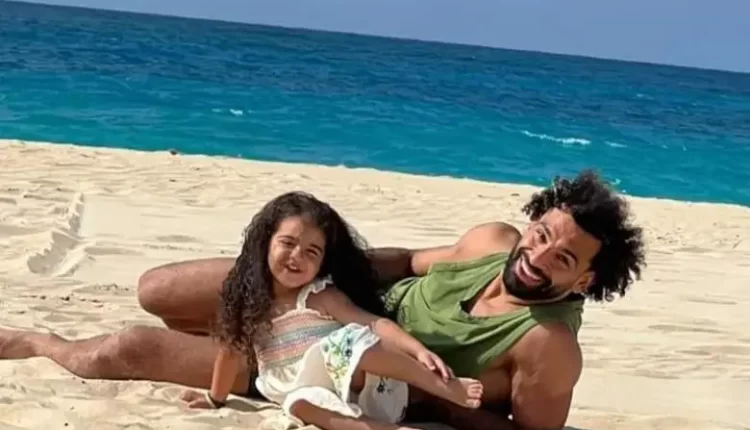 محمد صلاح بصحبة ابنته كيان على البحر