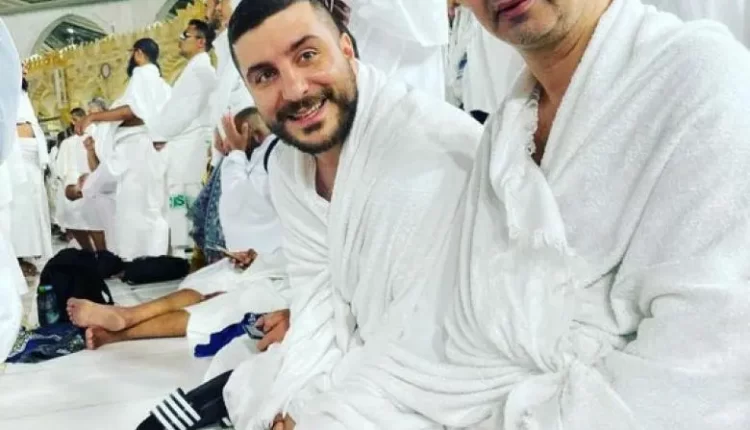 محمد نجاتي شاشماز بملابس الإحرام في مكة المكرمة