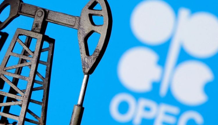 مكاسب أسبوعية للنفط وخفض الإنتاج يعادل أثر المخاوف بشأن الطلب