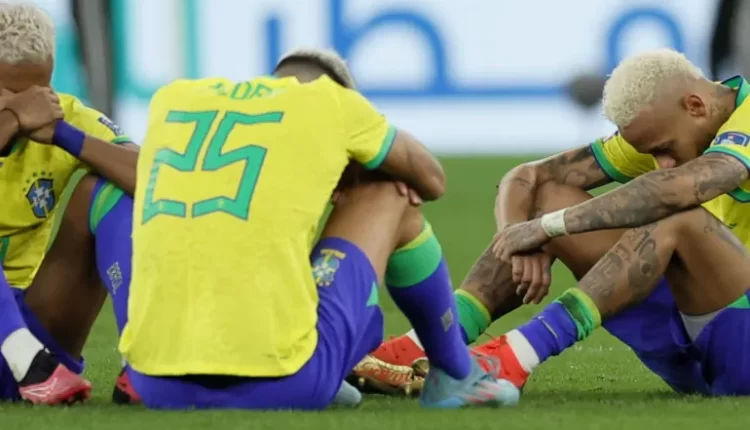 منتخب البرازيل يرتدي الزي الأسود لأول مرة بتاريخه وسط دعوات للتكاتف حتى وصول أنشيلوتي