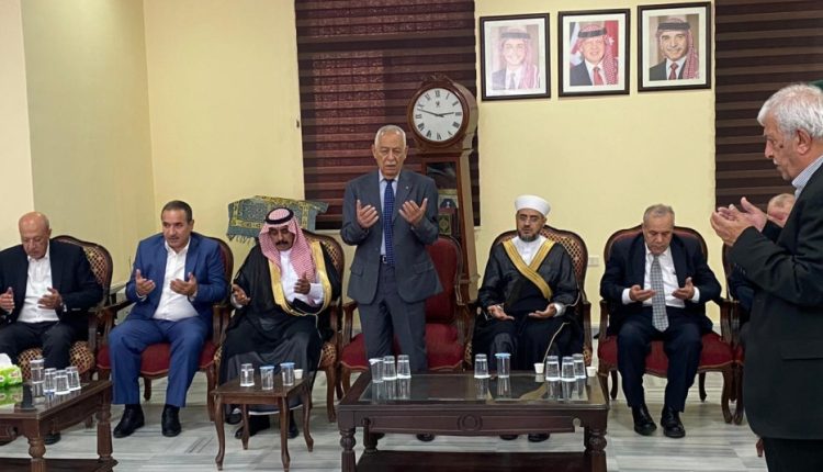 مندوبا عن الملك .. رئيس الديوان الملكي يعزي عشيرة النسور