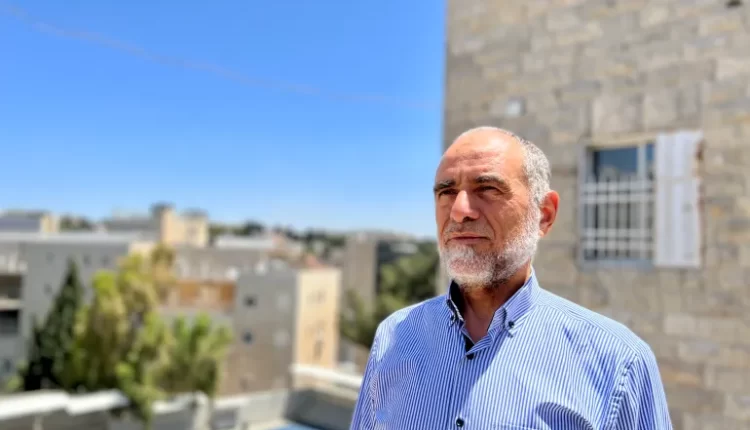 نبش القمامة وتفحّص شواهد القبور.. بشير بركات يحكي للجزيرة نت رحلة 26 عاما من التأريخ للقدس