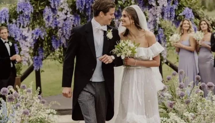 تايلور هيل "حافية القدمين" في صور حفل زفافها