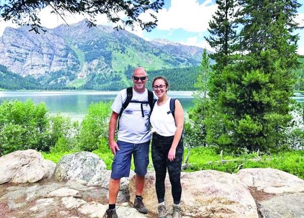 يتسلق 19 ألف متر احتفاء بعيد ميلاده الـ60