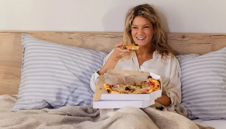 "التعفن في السرير" يجتاح التواصل.. وخبراء نفسيون يحذرون