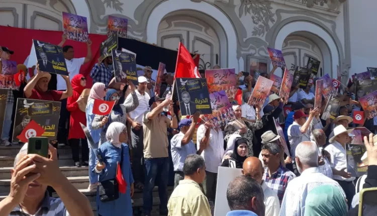 تونس.. تأجيل النظر في مطالب الإفراج عن موقوفين سياسيين في قضية "التآمر على الدولة"
