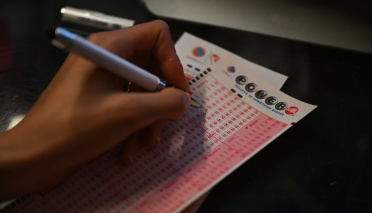 لاعب يانصيب يفوز بمليار دولار في سحب "باوربول" الأميركي