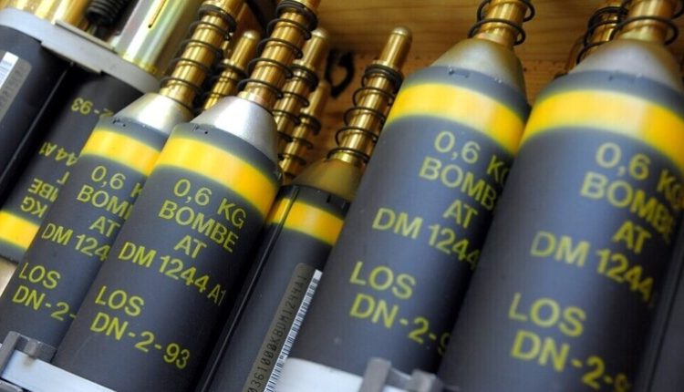 السفارة الروسية تعلق على التصريحات الأمريكية حول استخدام أوكرانيا "الحذر" للذخائر العنقودية