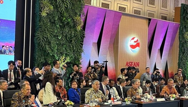 ارتديا قميص باتيك الإندونيسي التقليدي.. الفلبين فقط فصلت لافروف وبلينكن في اجتماع "قمة شرق آسيا"