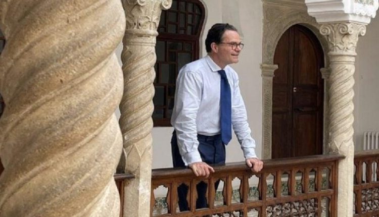 "بدأت أحبها".. سفير فرنسا الجديد في الجزائر يغرد فور وصوله إلى عاصمة البلاد