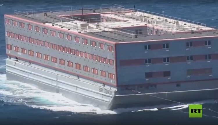 بريطانيا: البارجة "بيبي ستوكهولم" المخصصة لإيواء مهاجرين ليست سجنا عائما