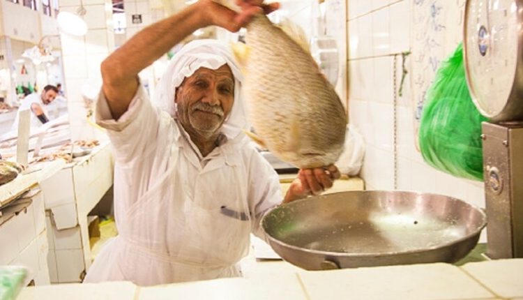 "إنها مشكلة عالمية".. سفارة بريطانيا توضح اللغط حول وجود جزيئات البلاستيك في أسماك الكويت