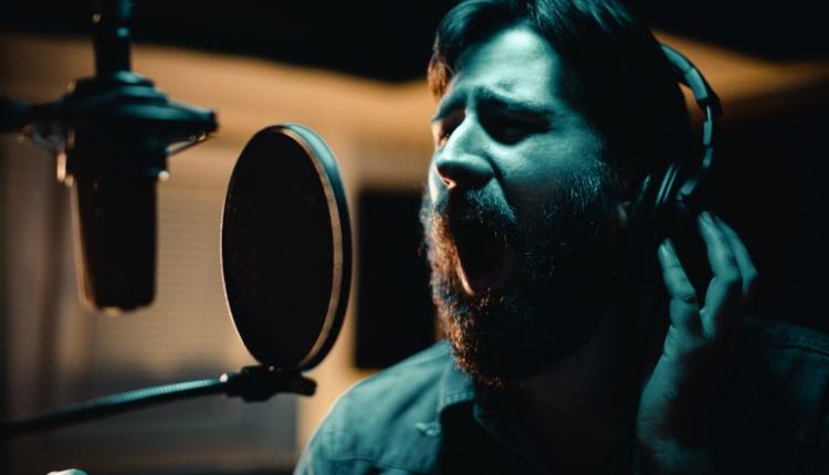 العاملون في الدبلجة يرصون صفوفهم لمواجهة "وحش" الذكاء الاصطناعي