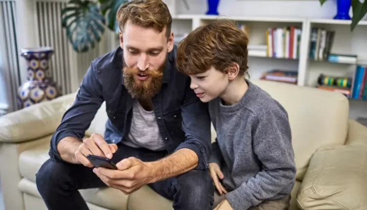 لا شبكات اجتماعية لمن هم أقل من 15 عاما في فرنسا دون موافقة الوالدين