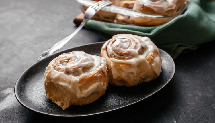 حلى السينابون الشهي واللذيذ.. جربيه بدون بيض وتمتعي بالطعم الرائع