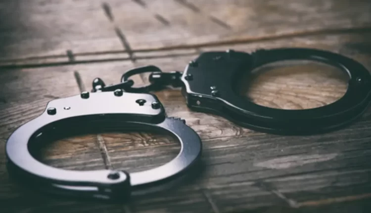 بلل فراشه فسجناه.. شرطيان يعاقبان طفلهما بطريقة مروعة