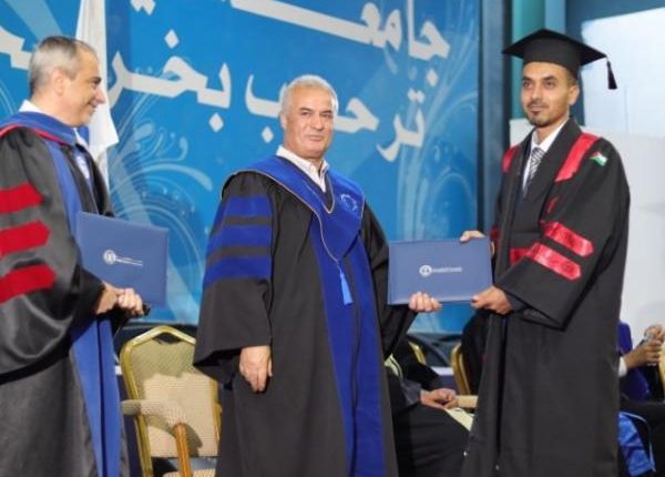 جامعة فيلادلفيا تشارك طلبتها الخريجين فرحتهم - صور