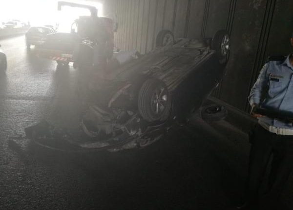 تدهور مركبة داخل نفق المشاغل