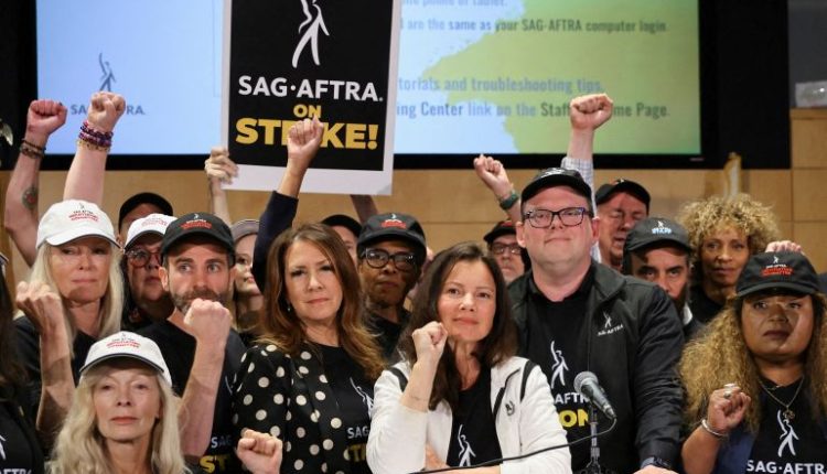 أسوأ شلل في القطاع منذ عقود.. الممثلون ينضمون لكتّاب السيناريو بهوليود ويخوضون أول إضراب مشترك