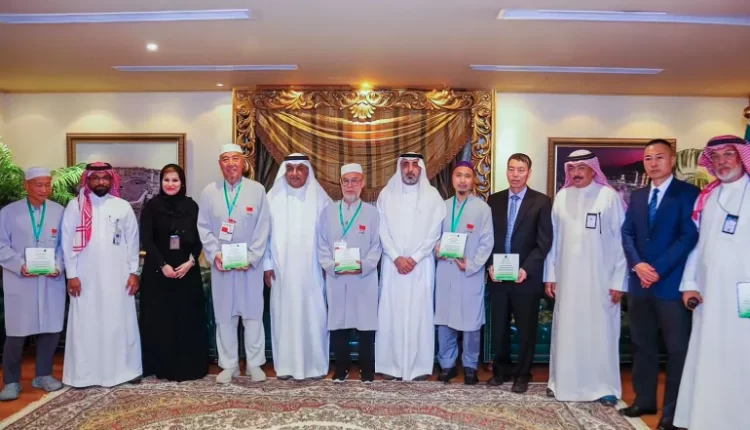 أمانة العاصمة كرمتهم.. حجاج صينيون ينظفون الشوارع والأرصفة قبل مغادرتهم مكة