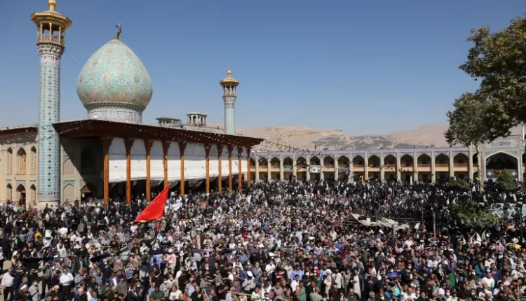 إيران تعدم شنقا اثنين من مهاجمي مرقد شيعي في شيراز