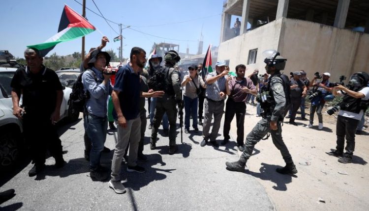 الاحتلال الإسرائيلي يقمع مسيرات مناهضة للاستيطان بالضفة الغربية