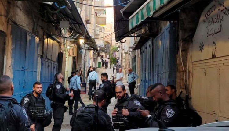 الاحتلال يطرد عائلة فلسطينية من منزل مطل على المسجد الأقصى