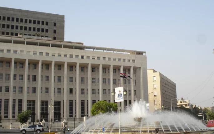 الليرة السورية إلى قاع جديد.. هل أخفق المصرف المركزي في السيطرة على سعر الصرف؟