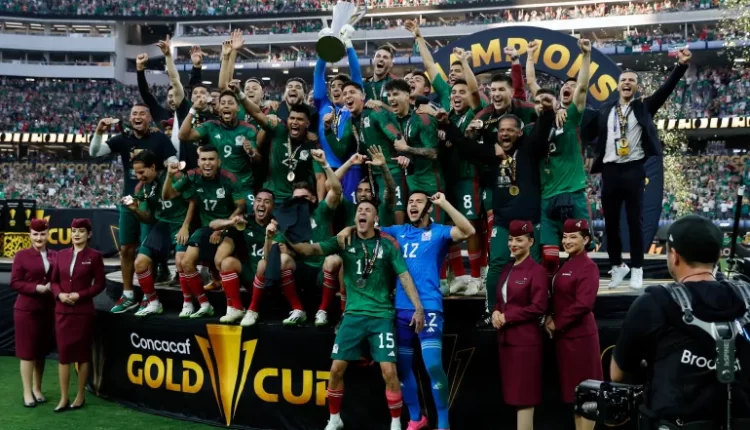 المكسيك تتوج بلقب الكأس الذهبية وتعزز رقمها القياسي