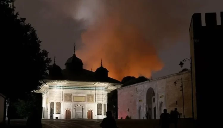 اندلاع حريق هائل في أشهر معالم إسطنبول الأثرية